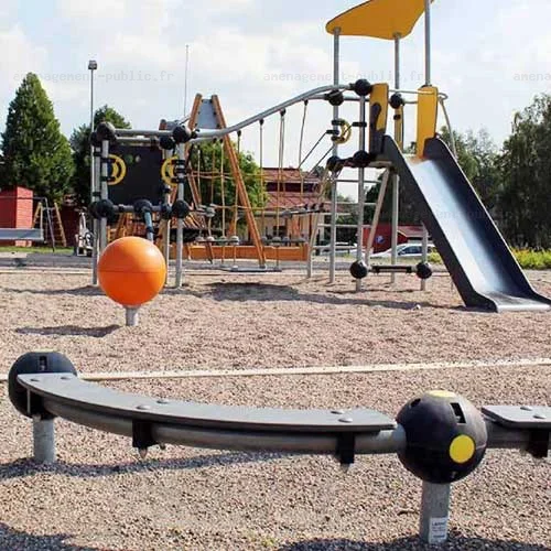 Poutre multifonction pour aire de jeux